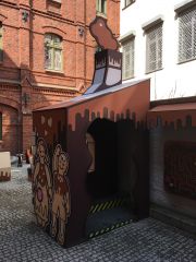 Elements of arrangement of the courtyard of the Torun Gingerbread Museum - photo house. 